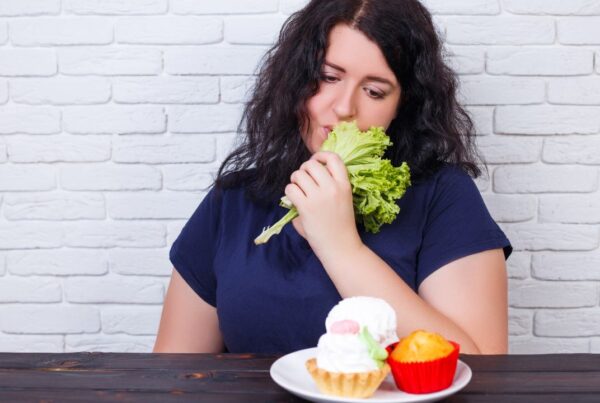 Persona frustrada tras seguir dietas muy bajas en calorías