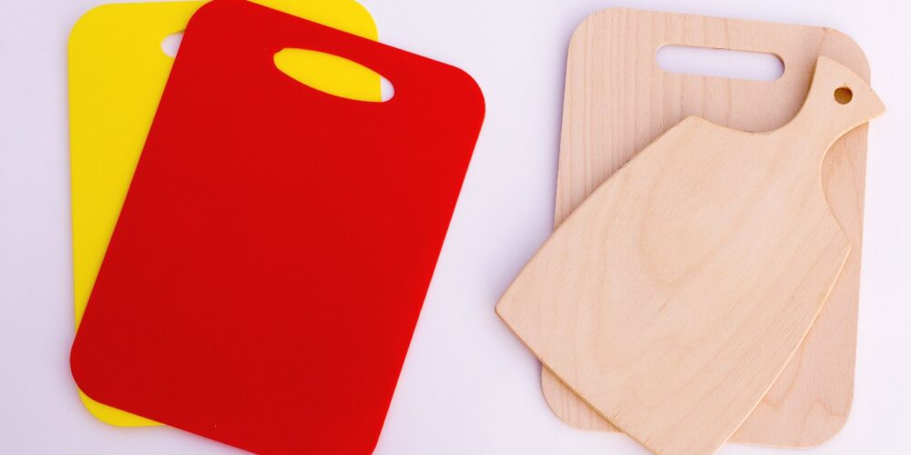 Comparación de diferentes tablas de cortar en la cocina