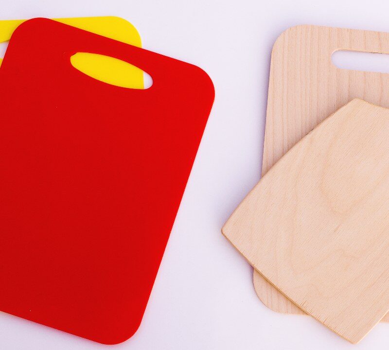 Comparación de diferentes tablas de cortar en la cocina