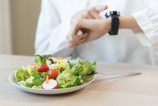 Persona mirando el reloj durante una dieta de ayuno intermitente