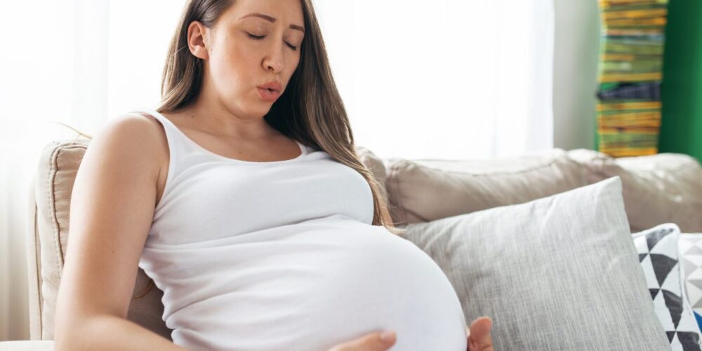 Embarazada con abdomen distendido por polihidramnios