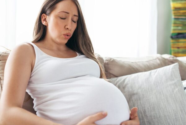 Embarazada con abdomen distendido por polihidramnios