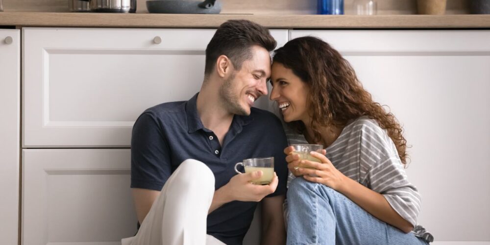 Pareja experimentando emociones intensas del flechazo y enamoramiento