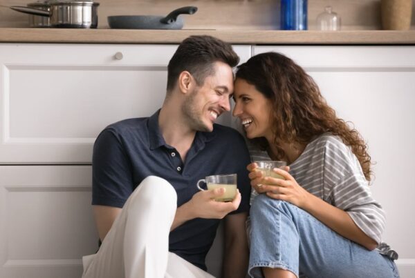 Pareja experimentando emociones intensas del flechazo y enamoramiento