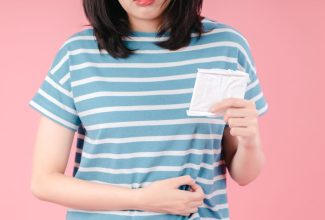 mujer sostiene compresa sanitaria como símbolo del test de papiloma en sangre menstrual