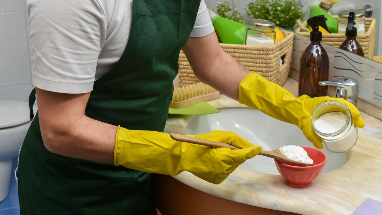 Mezclar productos de limpieza: un error común con riesgos reales