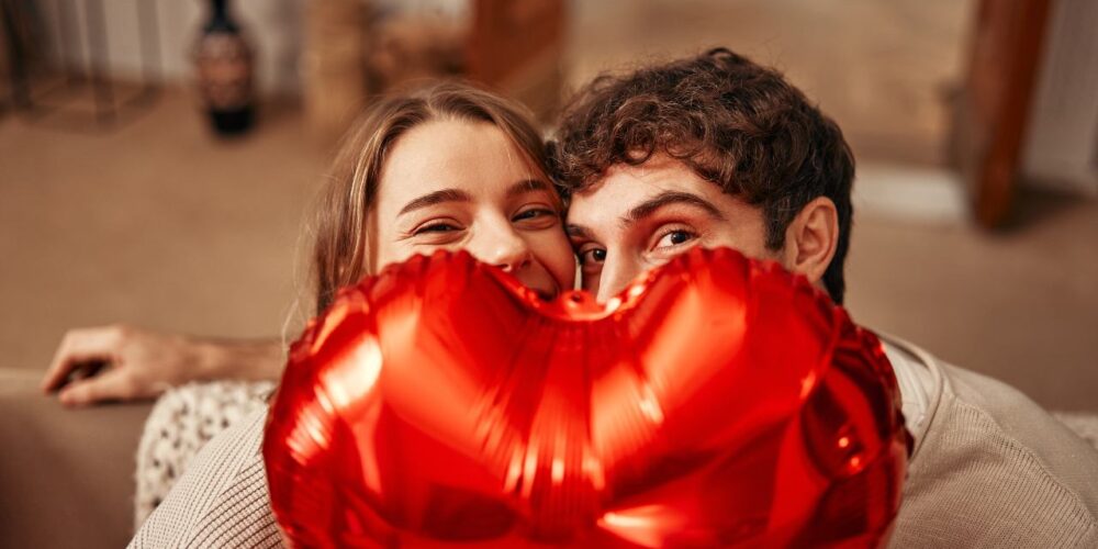 Representación visual de las conexiones neuronales y los neurotransmisores activándose en el cerebro.