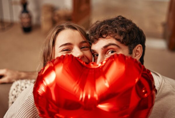 Representación visual de las conexiones neuronales y los neurotransmisores activándose en el cerebro.