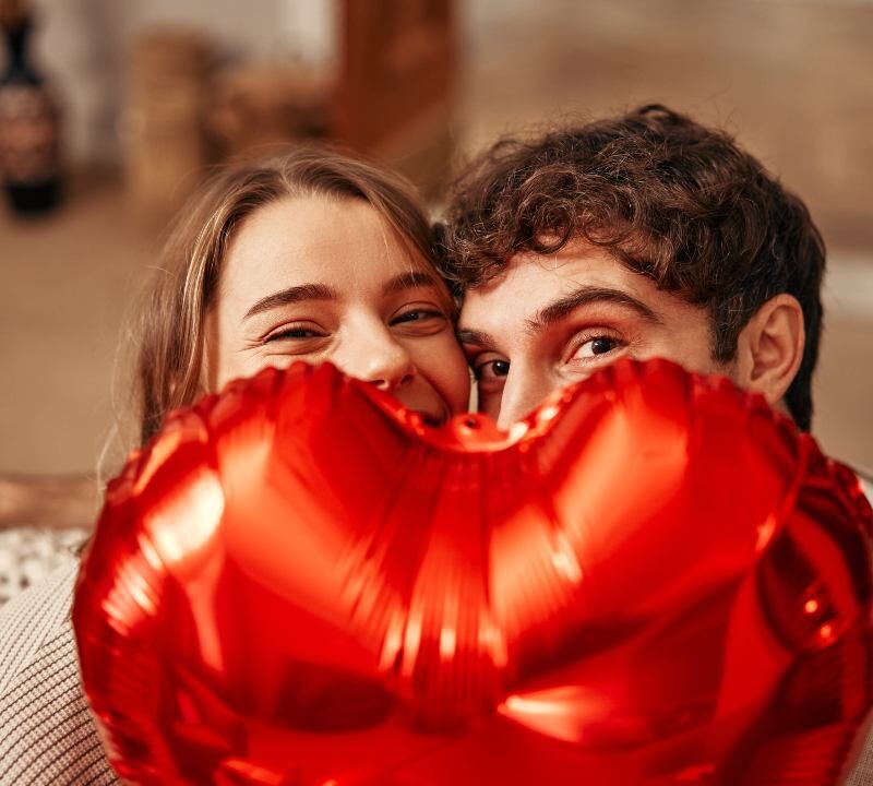 Representación visual de las conexiones neuronales y los neurotransmisores activándose en el cerebro.