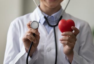 Diferencias en síntomas y diagnóstico de enfermedades del corazón en mujeres y hombres