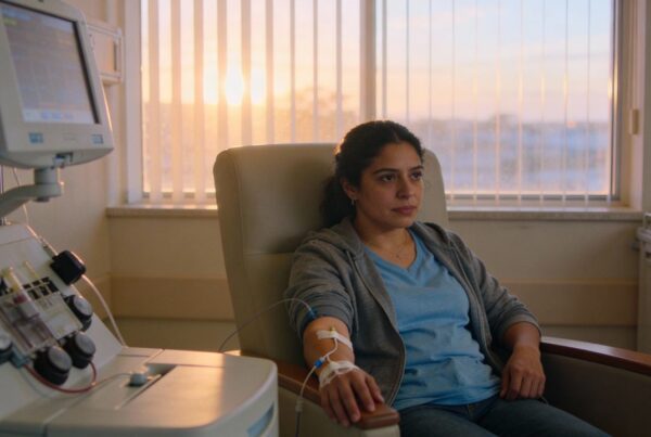 Paciente en una sala de hospital recibiendo tratamiento médico durante las primeras horas del día.