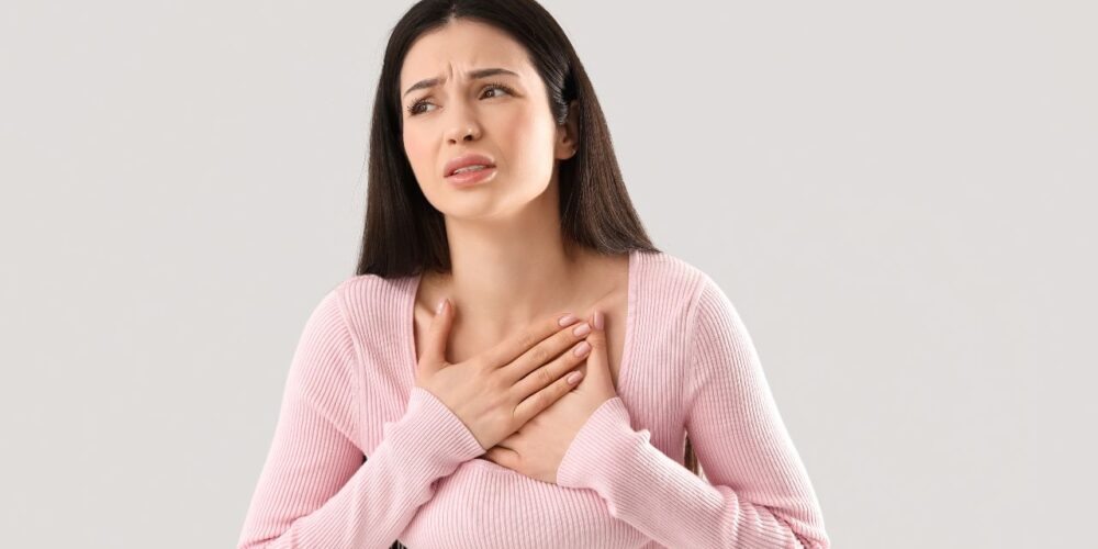 Persona con dolor en el pecho tras una ruptura emocional experimentando el síndrome del corazón roto.