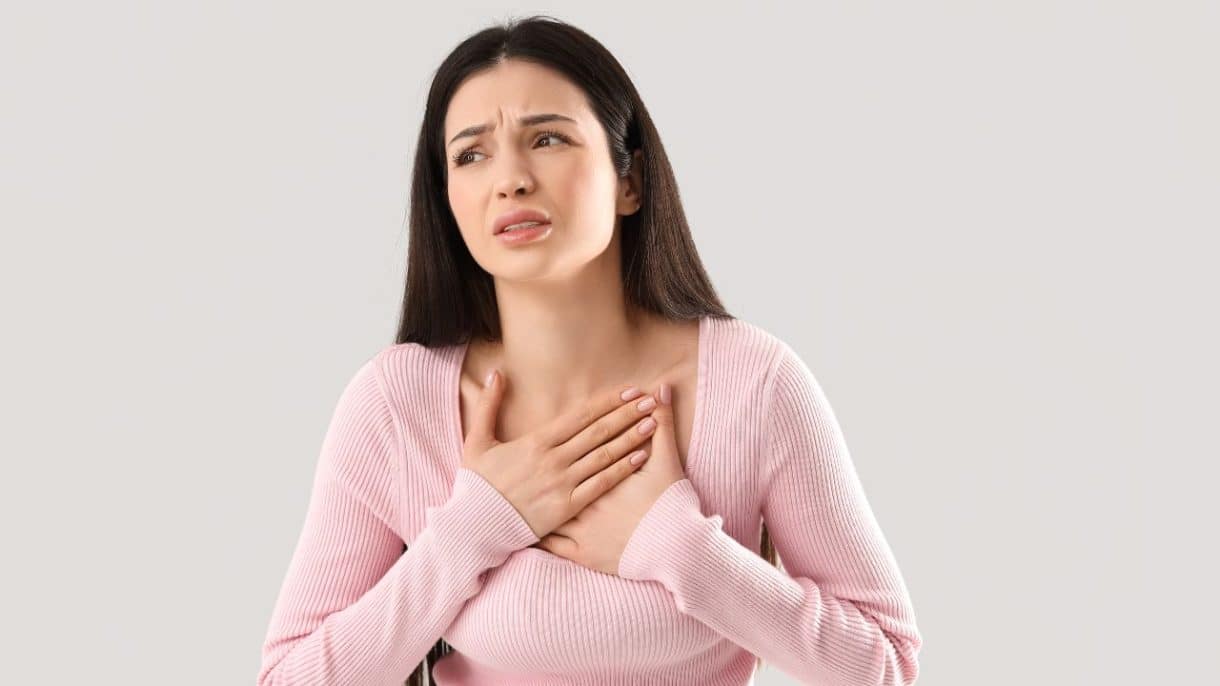 Persona con dolor en el pecho tras una ruptura emocional experimentando el síndrome del corazón roto.