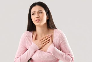 Persona con dolor en el pecho tras una ruptura emocional experimentando el síndrome del corazón roto.