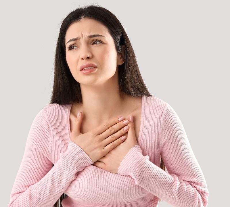 Persona con dolor en el pecho tras una ruptura emocional experimentando el síndrome del corazón roto.