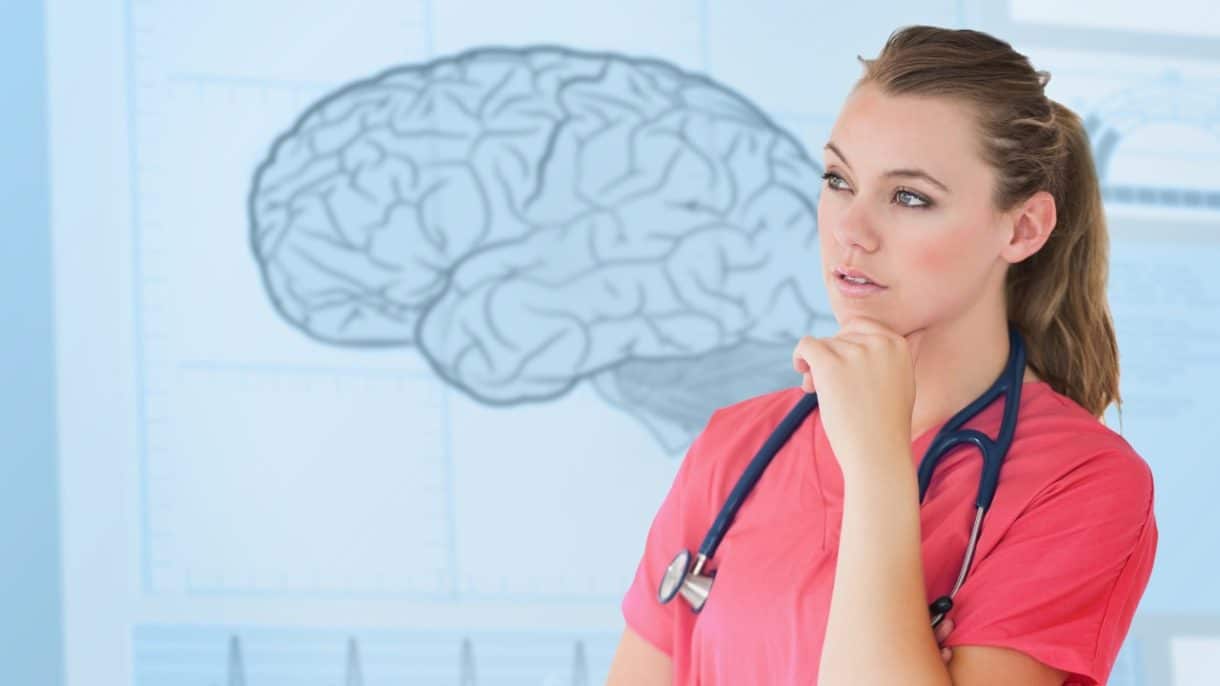 Persona meditando con ilustración del cerebro y sistema inmunológico activo
