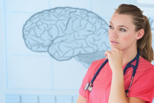 Persona meditando con ilustración del cerebro y sistema inmunológico activo