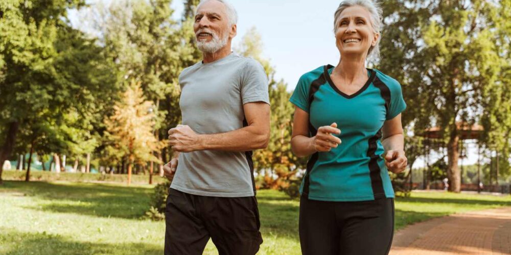 Personas mayores caminando para prevenir el Alzheimer