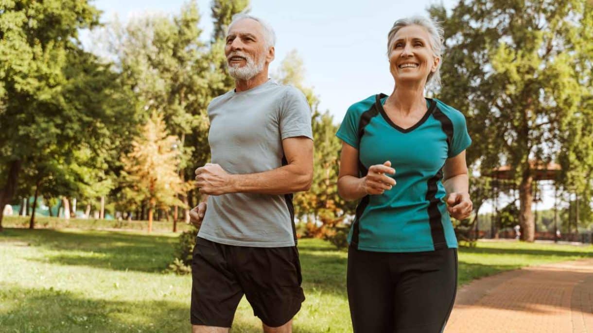 Personas mayores caminando para prevenir el Alzheimer