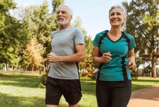 Personas mayores caminando para prevenir el Alzheimer