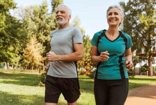 Personas mayores caminando para prevenir el Alzheimer