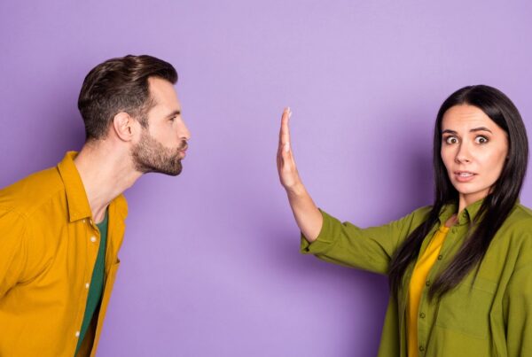 Pareja evita besarse por el virus de Epstein-Barr.