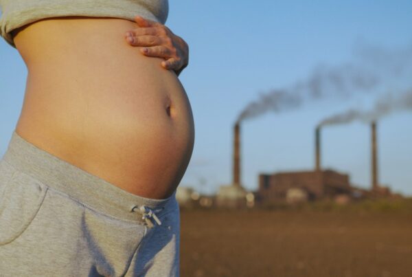 Mujer embarazada en ciudad contaminada