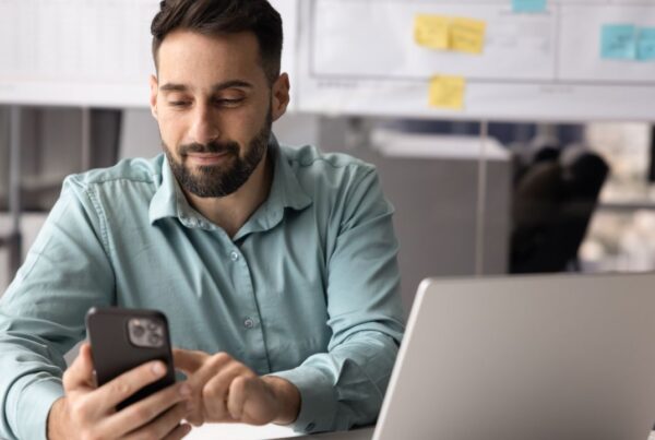 Persona interactuando con inteligencia artificial que valida sus ideas sin cuestionarlas