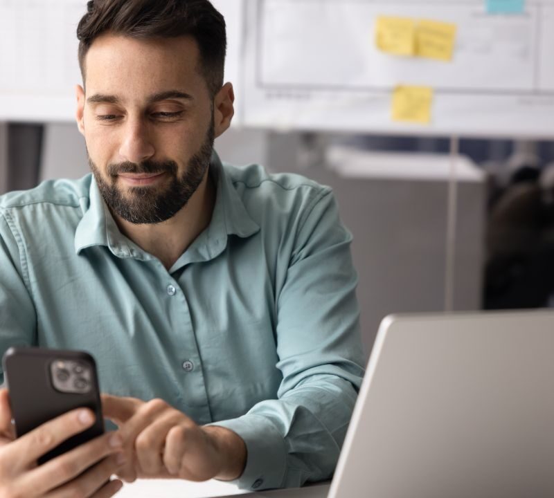 Persona interactuando con inteligencia artificial que valida sus ideas sin cuestionarlas