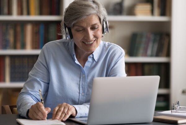 Adulto mayor aprendiendo un nuevo idioma como ejercicio para el cerebro para tener un envejecimiento saludable