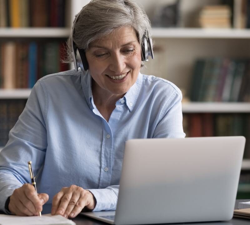 Adulto mayor aprendiendo un nuevo idioma como ejercicio para el cerebro para tener un envejecimiento saludable
