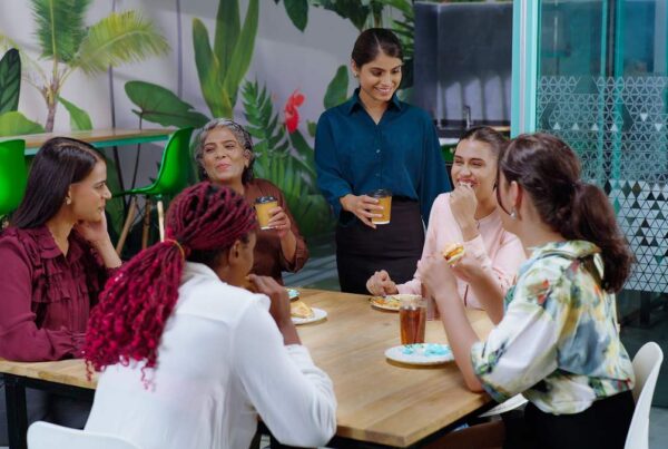 Una persona mayor conversando animadamente en un grupo diverso, representando los beneficios del multilingüismo y el envejecimiento saludable.