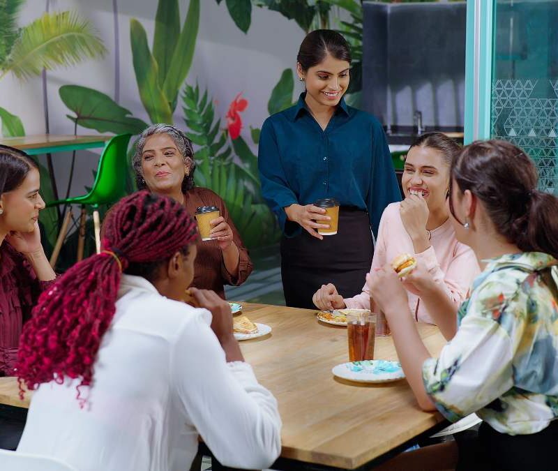 Una persona mayor conversando animadamente en un grupo diverso, representando los beneficios del multilingüismo y el envejecimiento saludable.