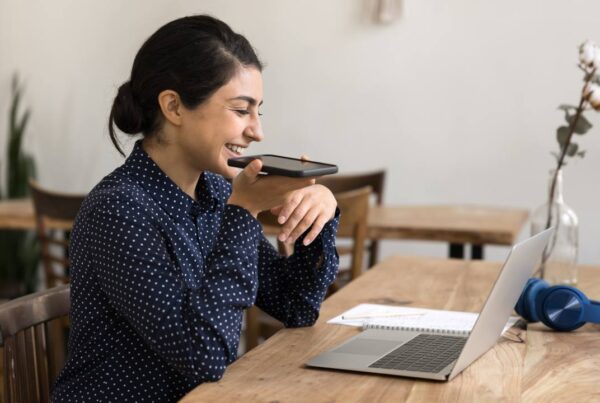 Persona frente a una computadora que siempre muestra respuestas afirmativas