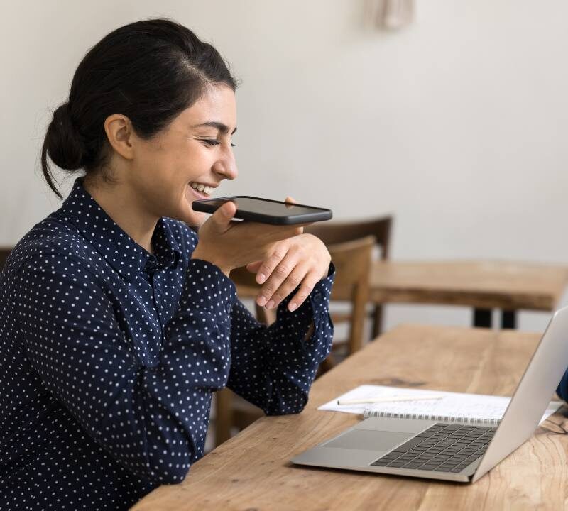 Persona frente a una computadora que siempre muestra respuestas afirmativas