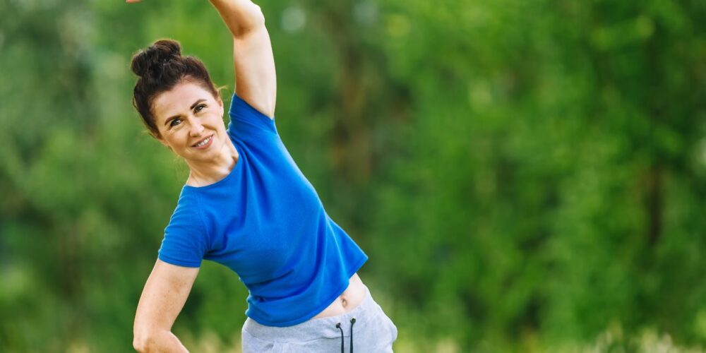 Mujer madura haciendo ejercicio al aire libre durante la menopausia