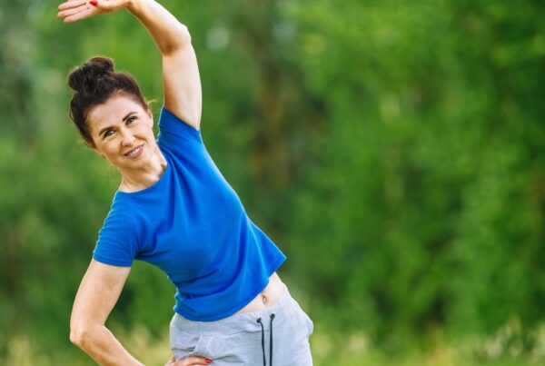 Mujer madura haciendo ejercicio al aire libre durante la menopausia