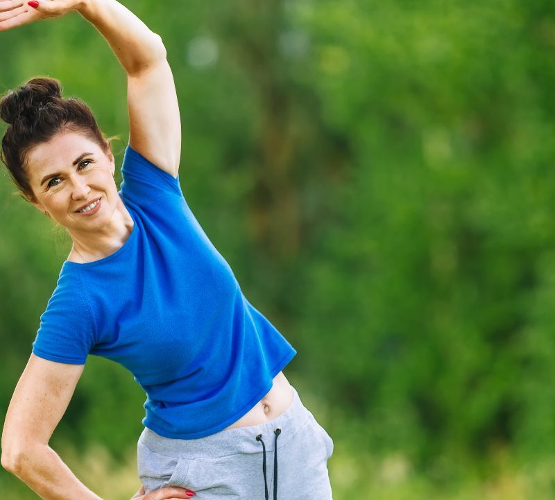 Mujer madura haciendo ejercicio al aire libre durante la menopausia