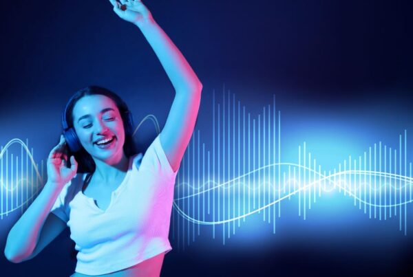 Persona escuchando música con representación de áreas cerebrales motoras activándose al ritmo