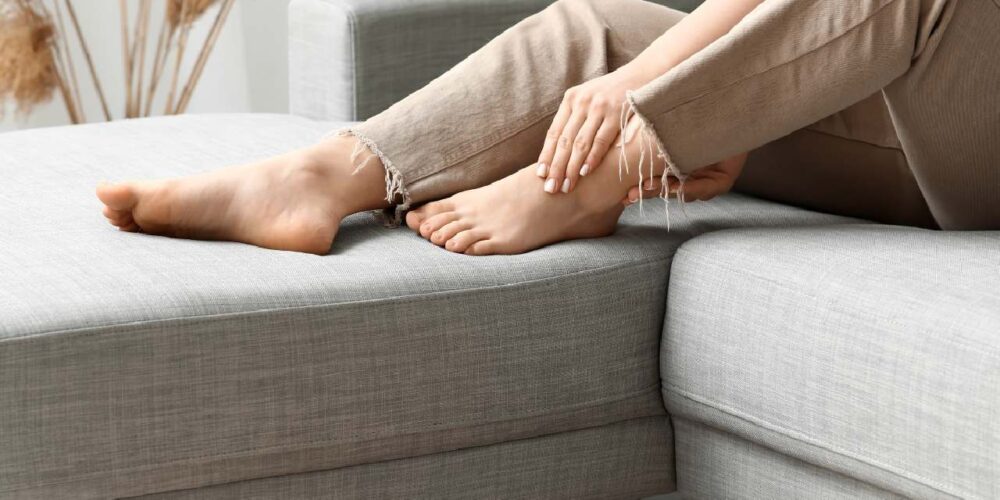 Persona con piernas cansadas y elevadas para mejorar la circulación sanguínea