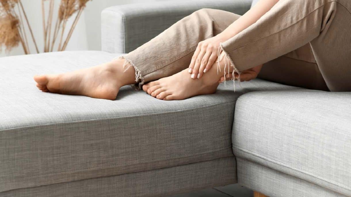 Persona con piernas cansadas y elevadas para mejorar la circulación sanguínea