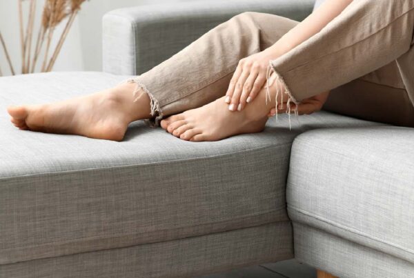 Persona con piernas cansadas y elevadas para mejorar la circulación sanguínea