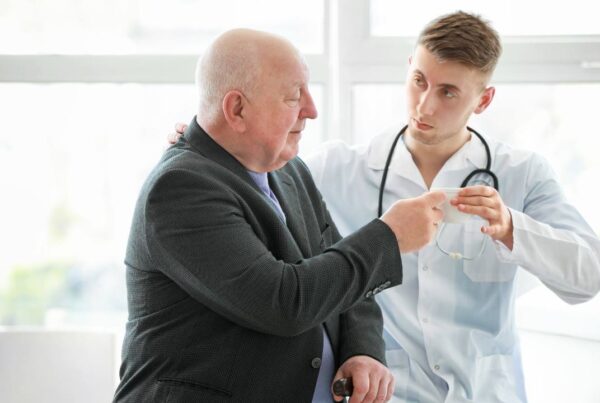 Persona mayor con dificultades de memoria consultando con un médico