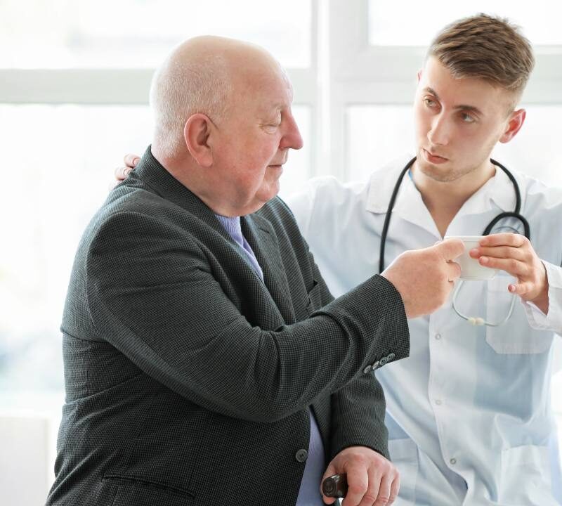 Persona mayor con dificultades de memoria consultando con un médico