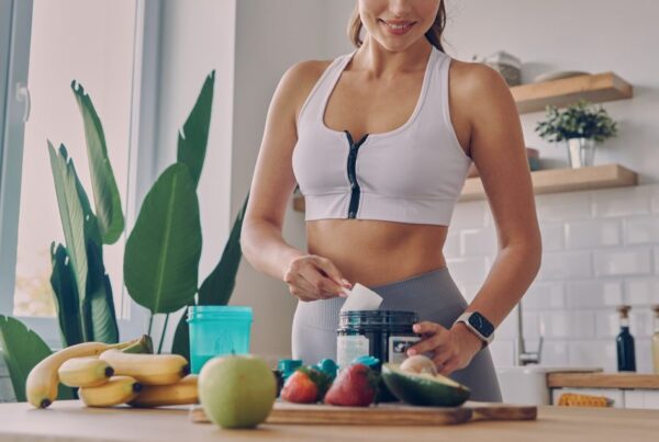 Persona preparando proteina en polvo con enfoque en salud renal