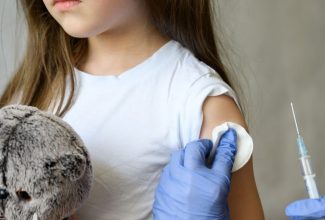 Niño recibiendo vacuna COVID-19 bajo supervisión médica