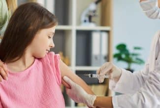 Adolescente recibiendo vacuna contra el VPH en clínica