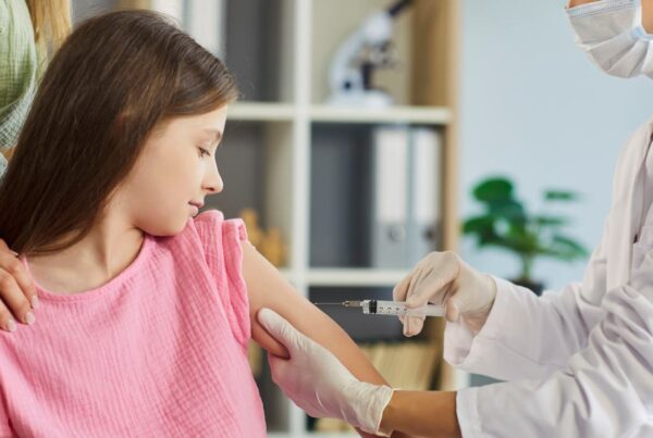 Adolescente recibiendo vacuna contra el VPH en clínica