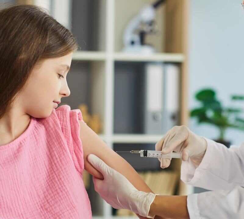 Adolescente recibiendo vacuna contra el VPH en clínica