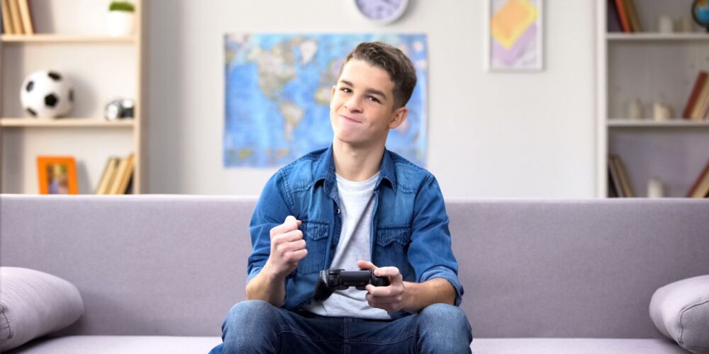 Adolescente jugando videojuegos con sistema de recompensas aleatorias